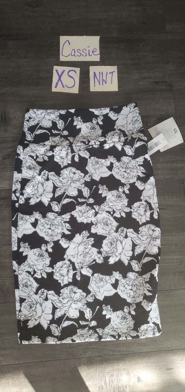 ** New LuLaRoe cassie skirt new xs